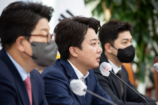 국민의힘 이준석 대표가 2일 오전 국회에서 열린 최고위원회의에서 발언하고 있다. [국회사진기자단]